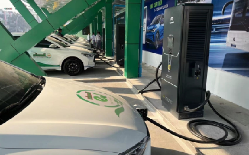 2024年3月，2个场站共计30台充电桩在缅甸投入商业运营，该场站可同时为60台新能源各种车型提供快速充电服务