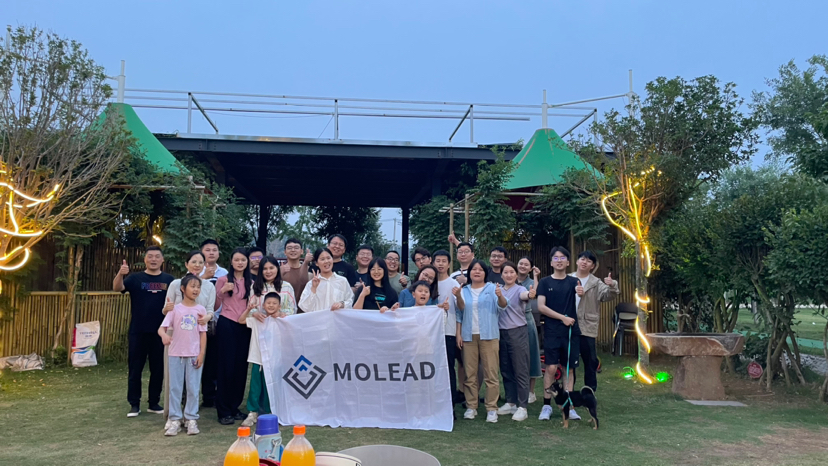 Molead Cling Team Spent A Pleasant Night On The Weekend